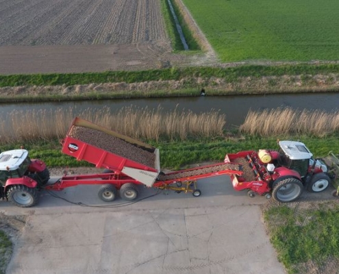 De piepers zijn 21 en 22 april gepoot. Met een pootmachine worden de piepers gepoot.