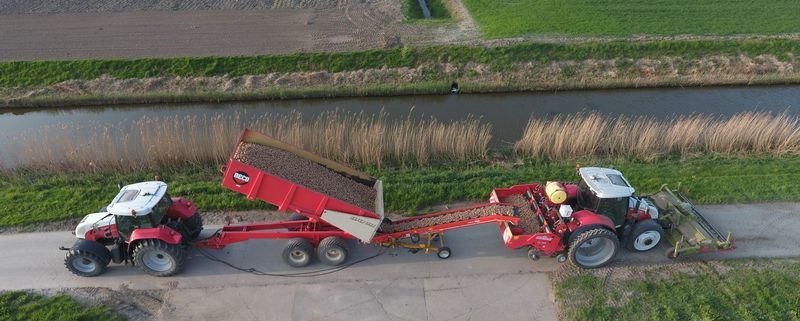 De piepers zijn 21 en 22 april gepoot. Met een pootmachine worden de piepers gepoot.